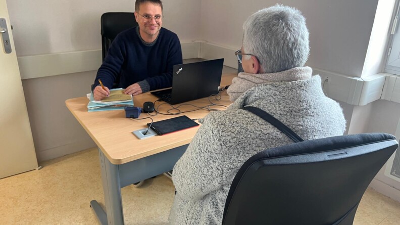 ISG écoutant une victime.