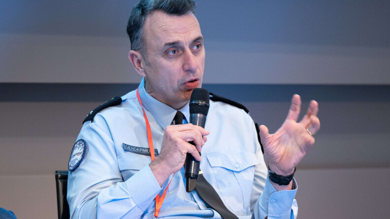 Photo d'un général de gendarmerie - le général Patrick Perrot - parlant à un micro