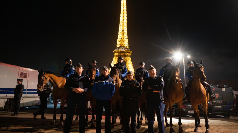 Le directeur général de la gendarmerie nationale pose au coté des gendarmes de la garde républicaine, engagés sur la sécurisation de la Saint-Sylvestre. A ses côtés se trouve le commandant de la Garde républicaine, le général Thomas et le commandant de la région Ile-de-France, le général Ducept.