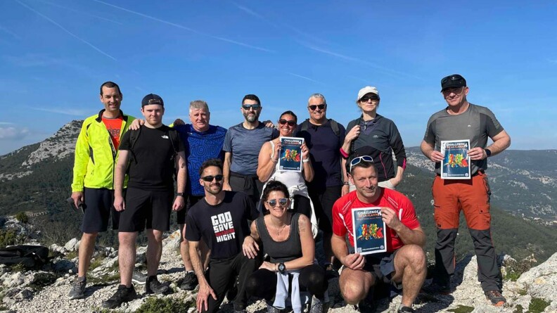 Photo de groupe au sommet d'une montagne