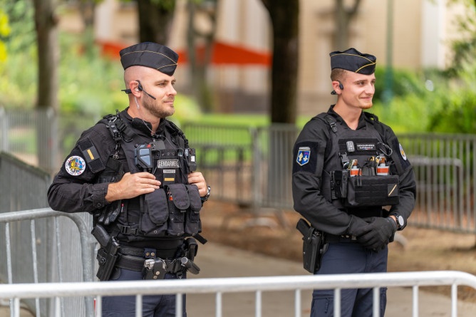 Agrandir l'image photo de deux gendarmes mobiles dans les rues de Paris
