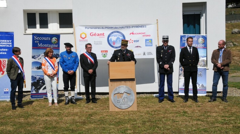 Agrandir l'image A l'issue de la cérémonie, plusieurs discours ont salué l'engagement sans faille, le courage et la bravoure de ces gendarmes..jpg
