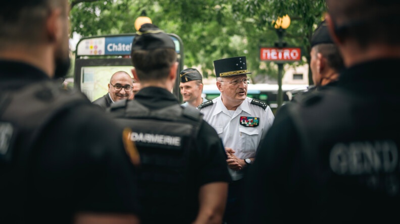 Le DGGN s'adressant &agrave; des gendarmes mobiles.