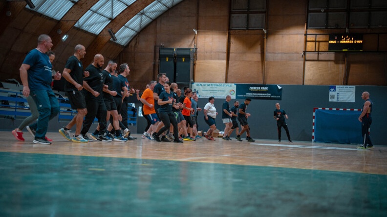 Les Ph&eacute;nix en train de faire du sport dans le gymnase Jacques Ducasse du Kremlin Bicetre