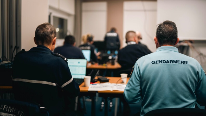 Gendarmes de dos au sein du PCO.