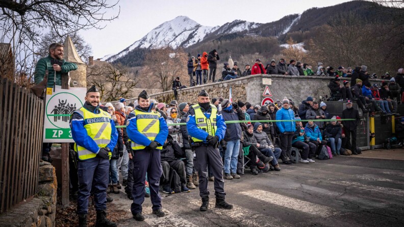 Trois gendarmes en mission de jallonnement devant le public du rallye Monte Carlo