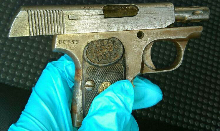 Une arme de poing a été découverte dans le véhicule des suspects.
