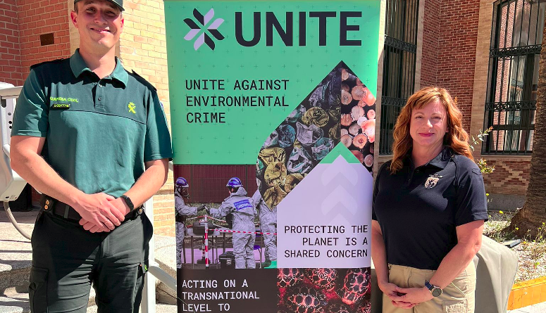 Agrandir l'image Un personnel de la Guardia civil et une représentante des services de protection de la biodiversité aux Etats-Unis posent devant une affiche promouvant le projet UNITE.