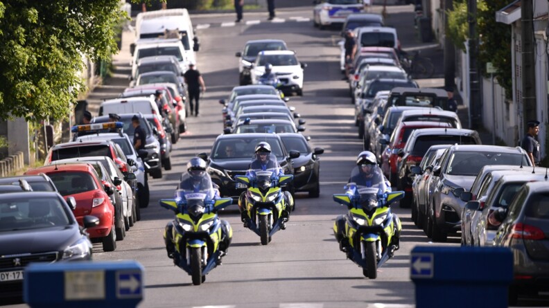 Arrivée sous escorte du convoi ministériel à la caserne de Mérignac.