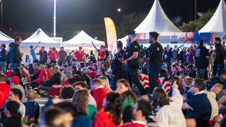 Gendarmes mobiles patrouillant dans le village rugby à Nantes.