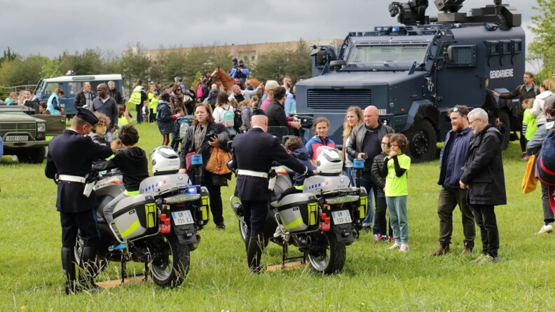 Agrandir l'image La foule des famille se presse autour du Centaure de la gendarmerie, de deux motos de la Police nationale, un binôme ed la Garde républicaine