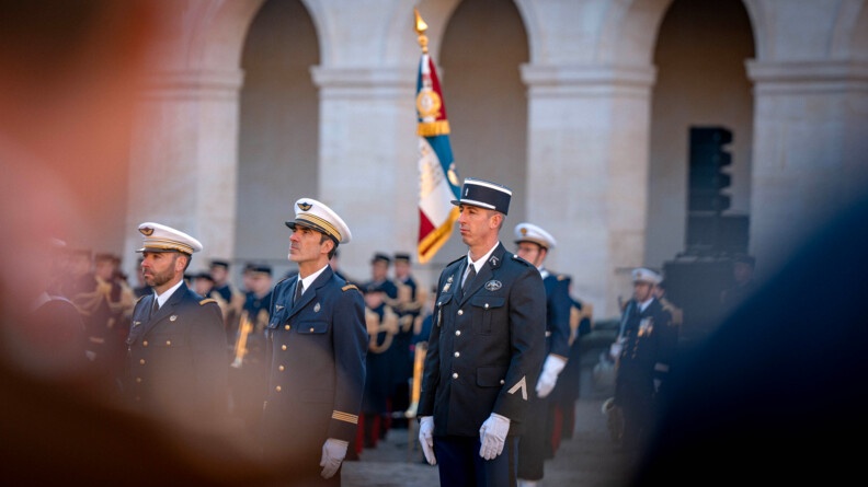 Photo de militaires, lors de la prise d'arme du 7 anvier 2025, dans la cour des Invalides, &agrave; Paris