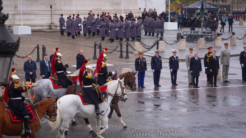 Agrandir l'image Des chevaux de la musique de la garde républicaine s'apprêtent à passer devant plusieurs autorités civiles et militaires alignées devant l'arc de triomphe