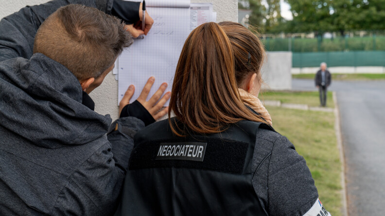 Pendant que l'un des négociateurs échange avec l'auteur des faits, l'autre prend des notes et le conseille, en s'appuyant notamment sur les éléments dont il dispose dans le profil détaillé.