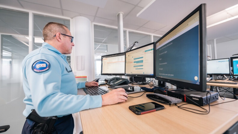Gendarme r&eacute;pondant &agrave; un tchat depuis un poste de la BNUM.