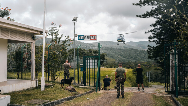 Agrandir l'image La compagnie de gendarmerie départementale de Poindimié se situe sur la côte est, en province nord. Son territoire, peuplé par 20 000 habitants majoritairement indépendantistes, s’étend sur 350 kilomètres de côte et 40 kilomètres dans les terres.
