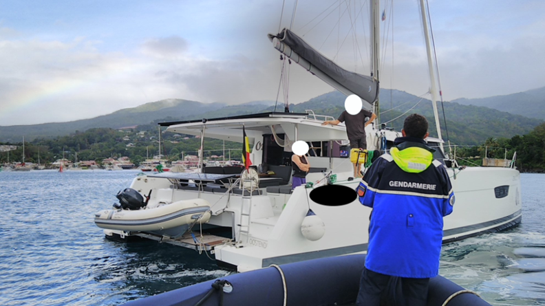 Guadeloupe : les gendarmes sont aussi présents en mer. Ainsi, la brigade nautique de Pointe-à-Pitre et la brigade territoriale autonome de Deshaies ont rendu visite aux quelque 35 bateaux au mouillage dans la baie de Deshaies, afin de rappeler les règles aux équipages, pour la plupart des familles, qui n'ont d'autre solution que de rester sur place jusqu'à la fin du confinement.