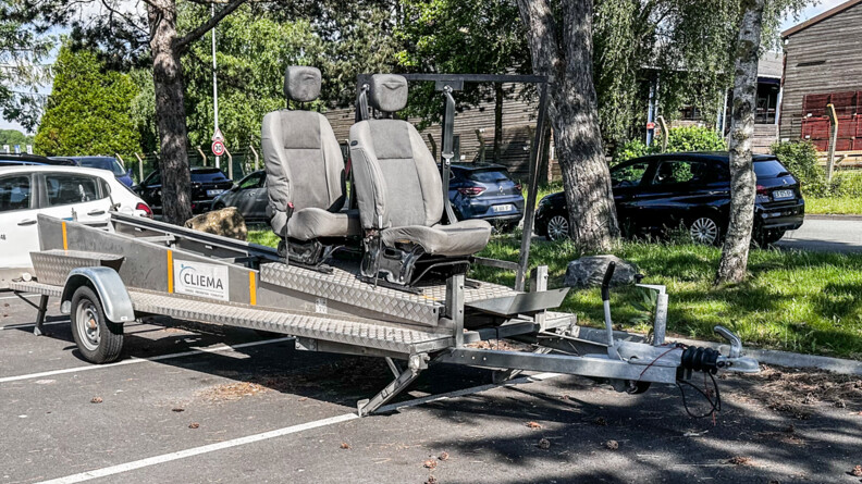 Le matériel de crash test avec deux sièges sur une remorque coulissante