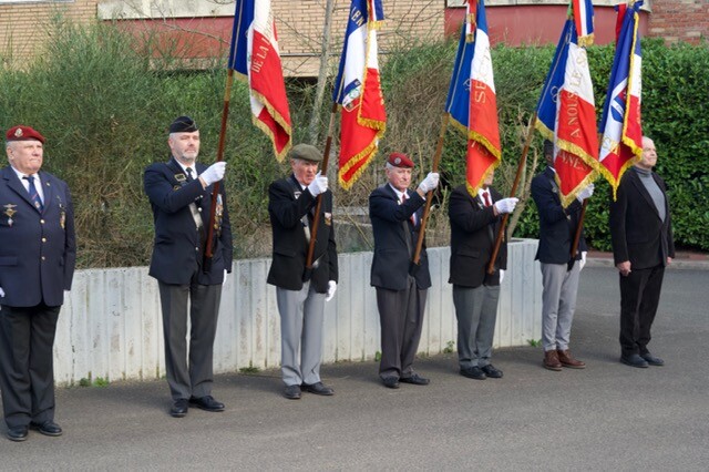 Une rangée de cinq portes-drapeaux.
