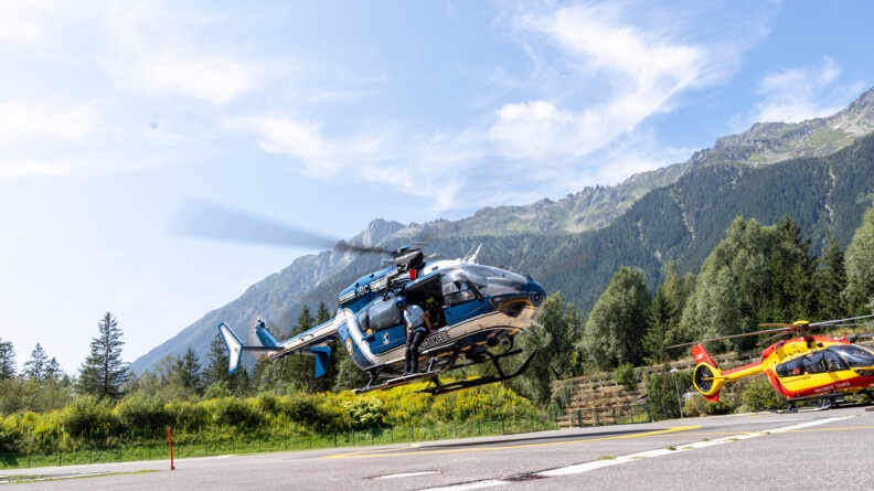 Agrandir l'image Lhélicoptère Choucas de la gendarmerie décolle de la D.Z. des Bois, à Chamonix-Mont-Blanc.
