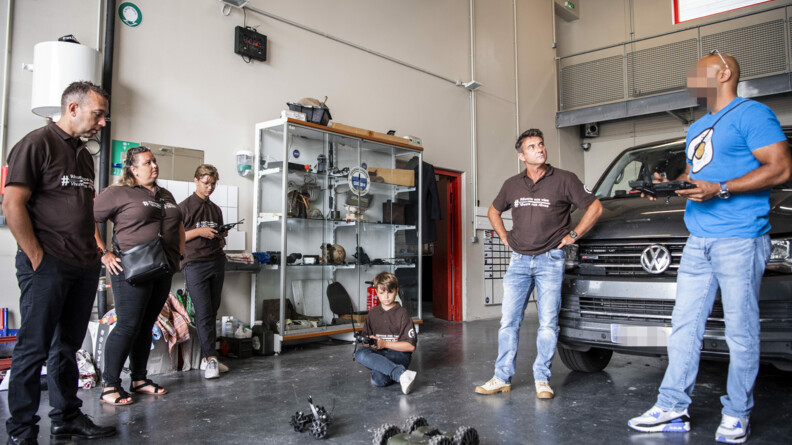 Mathias et Maël pilotent les mini-robots tout-terrain de la section des moyens spéciaux du GIGN.