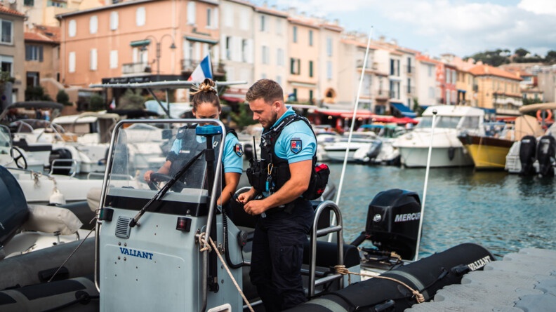 Gendarmes du DEPP à bord du semi-rigide.