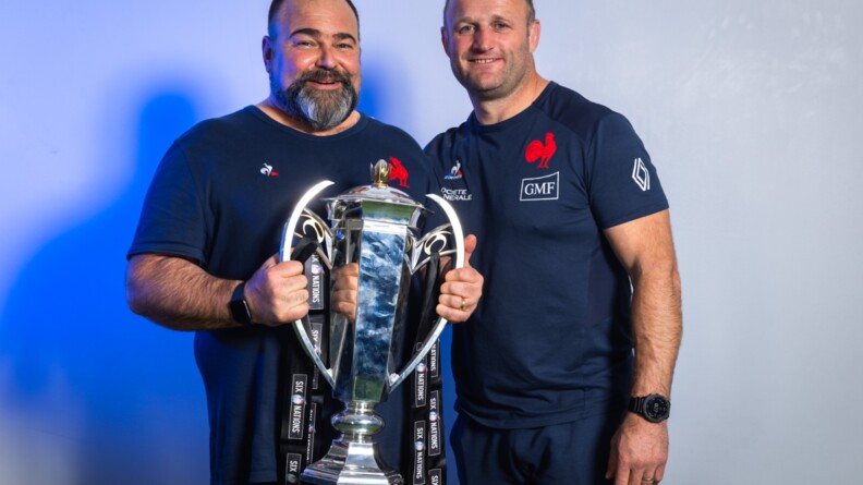 Agrandir l'image Jean-Luc avec William Servat et le trophée tant convoité du Tournoi des Six Nations.