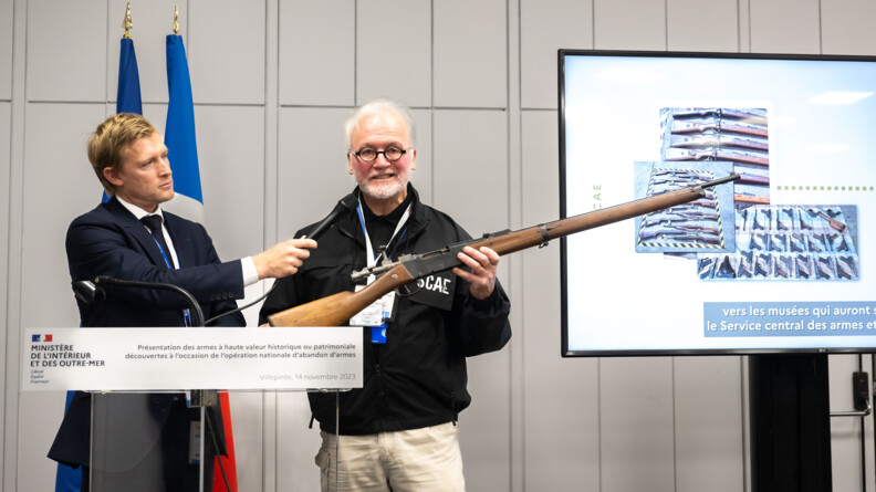 Présentation des armes à haute valeur historique ou patrimoniale découvertes à l’occasion de l’opération nationale d’abandon d’armes