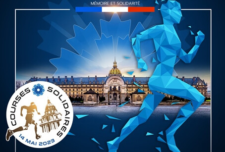 L'affiche des courses soldaires du Bleuet, avec en fond l'Hôtel national des Invalides et au centre en filigranne les pétales du Bleuet. En bas à gauche le logo rond des courses et au premier plan une silhouette bleue en train de courir