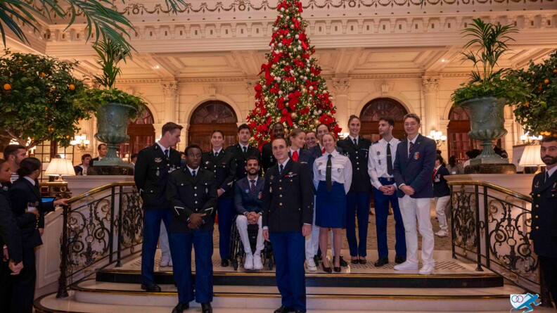 Une douzaine de sportifs de haut niveau de la Défense gendarmerie, en vareuse, posent au pied d'un sapin de Noël, dans le hall d'un grand hôtel parisien. Au milieu d'eux, le DRHGN adjoint.