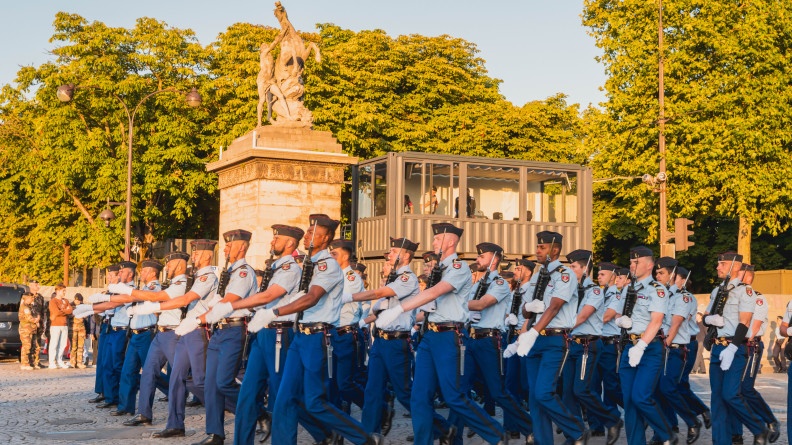 Gendarmes lors des répétitions du défilé du 14 juillet sur les Champs Elysées