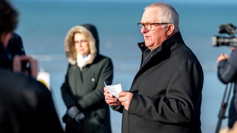 Monsieur François Legras, maire de Gouville-sur-Mer, s'adressant au sous-préfet, aux responsables de la gendarmerie nationale, aux élus locaux et aux acteurs de la filière ostréicole afin de souligner son attachement à la présence de la Garde républicaine à l'occasion de la mise en œuvre du dispositif de sécurisation des exploitations ostréicoles.