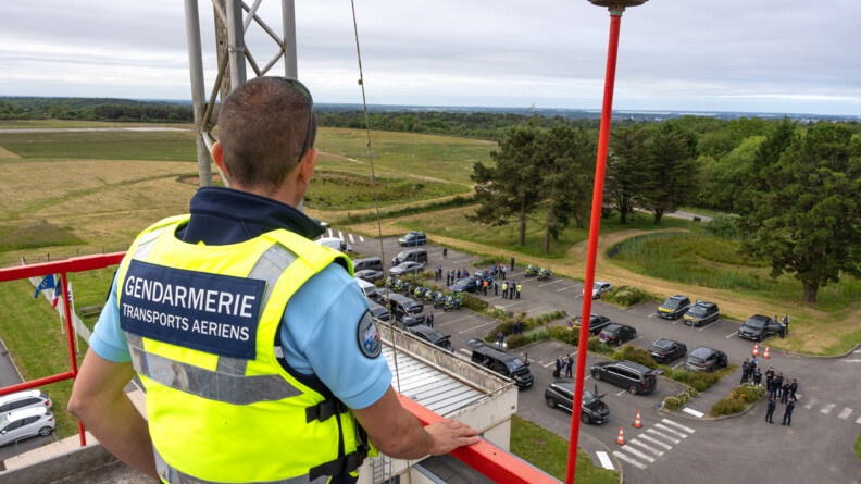 Un Gendarme des transports aériens regarde le dispositif à l'aéroport vue du toit de la tour de contrôle
