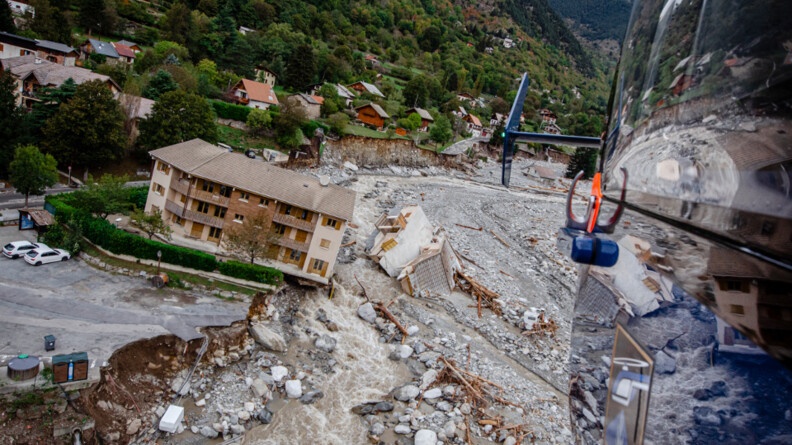 Agrandir l'image Survol en hélicoptère de la brigade détruite de Saint-Martin-Vésubie, mercredi 7 octobre.