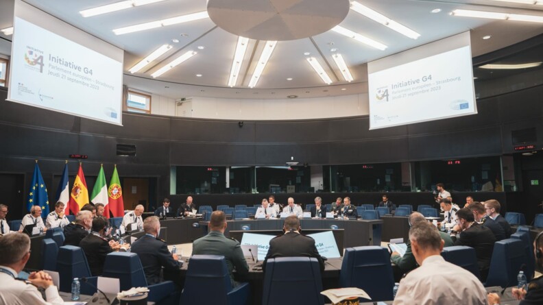 Agrandir l'image Dans un amphithéatre en rond, les hautes autorités de polices européennes en table ronde. A gauche les drapeaux européens, français, espagnol, italien, portugais. Au plafond, de part et d'autre, deux écrans "Inititive G4"