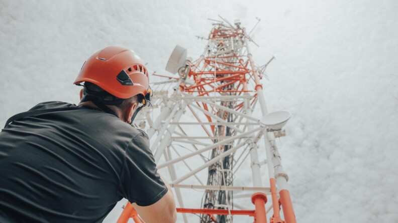 Gendarme au pied d'un pylone de télécommunications lors d'une intervention.