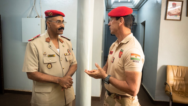 Agrandir l'image Le lieutenant colonel Ganche échange avec le colonel de la Garde nationale nigérienne.