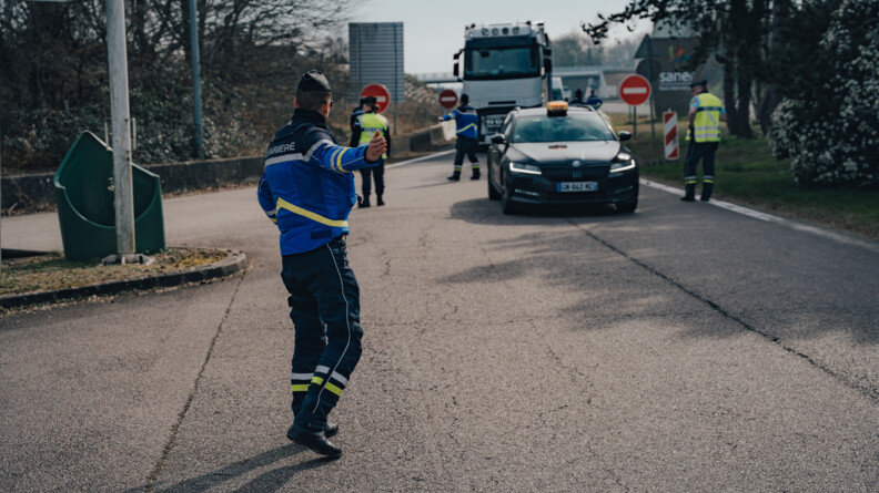 Photo d'un gendarme en train  de gerer le flot de v&eacute;hicule arrivant sur l'aire de service pour &ecirc;tre control&eacute;s.