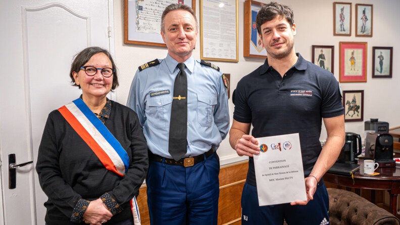 Une &eacute;lue, un colonel de la Garde r&eacute;publicaine et Maxime Pauty, sportif de haut niveau de la d&eacute;fense posent en pr&eacute;sentant la convention de parrainage liant le sportif &agrave; la Garde