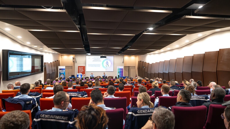 Agrandir l'image Vue de la salle du séminaire de l'OCLCH, le 19 décembre à la Direction générale de la gendarmerie nationale.