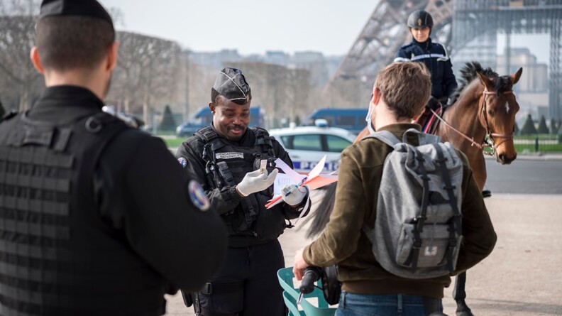 Dispositif de contrôle des attestations dérogatoires dans Paris.