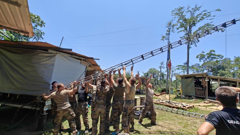 Agrandir l'image Gendarmes installant une antenne Starlink.