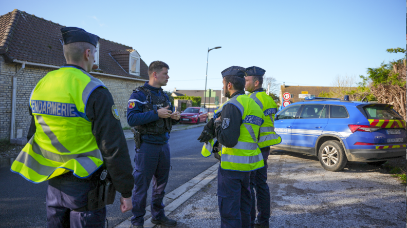 Des gendarmes issus de différentes unités échangent lors d'un controle routier.