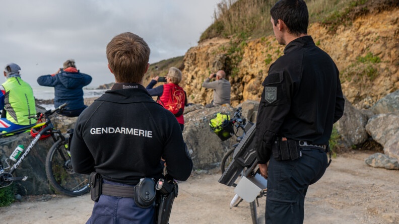 Deux gendarmes de la SPAD le long de la plage.