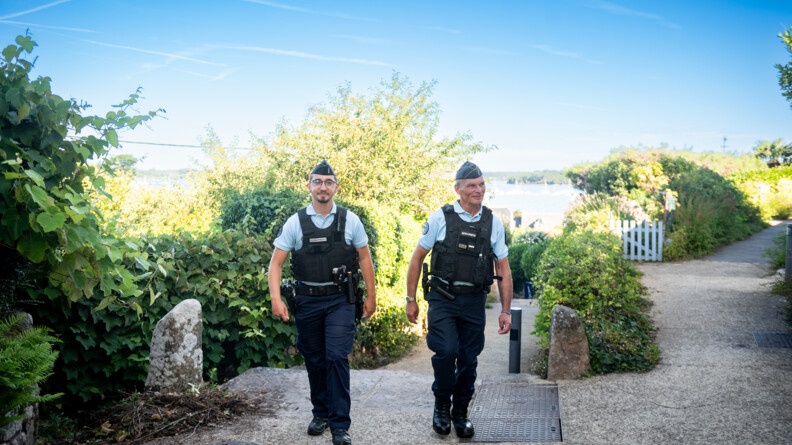 Patrouille à pied de deux gendarmes du poste provisoire sur l'Île aux Moines.