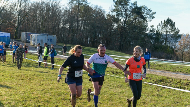 Un coureur handisport entour&eacute; de deux concurrentes f&eacute;minines lors du cross national gendarmerie.