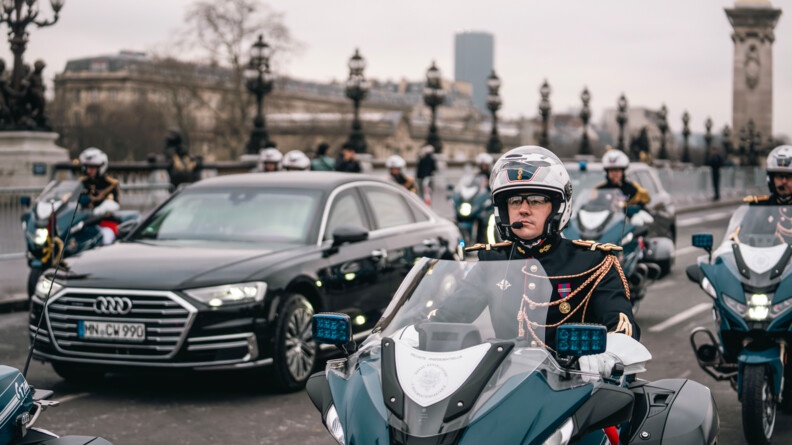 Escorte motocycliste du Président de l'Angola sur le pont Alexandre III.