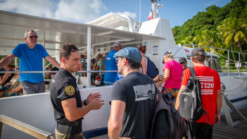 Gendarme renseignant un touriste aux îles du Salut.