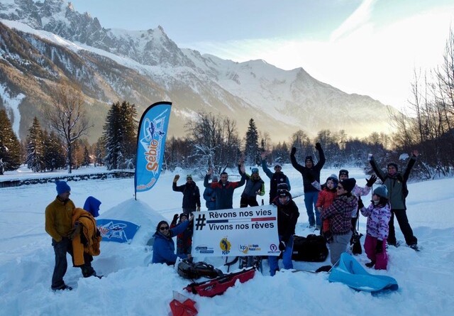 Agrandir l'image Orphelins de la gendarmerie se tenant dans la neige avec des luges à l'occasion du stage "Rêve de cimes"