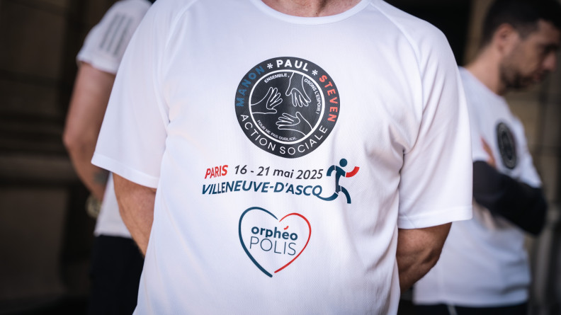 Image d'un t-shirt blanc portant l'inscription "Paris 16 - 21 mai 2025 Villeneuve-D'Ascq